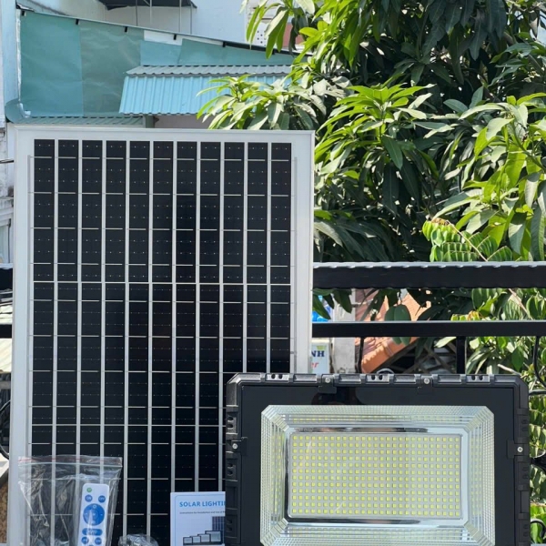 Đèn pha năng lượng mặt trời 300W